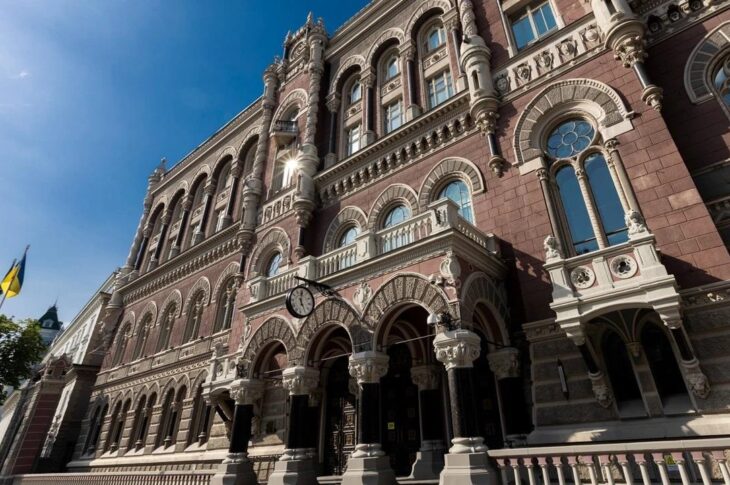 Новини бізнесу - НБУ збільшив продаж доларів третій тиждень поспіль
