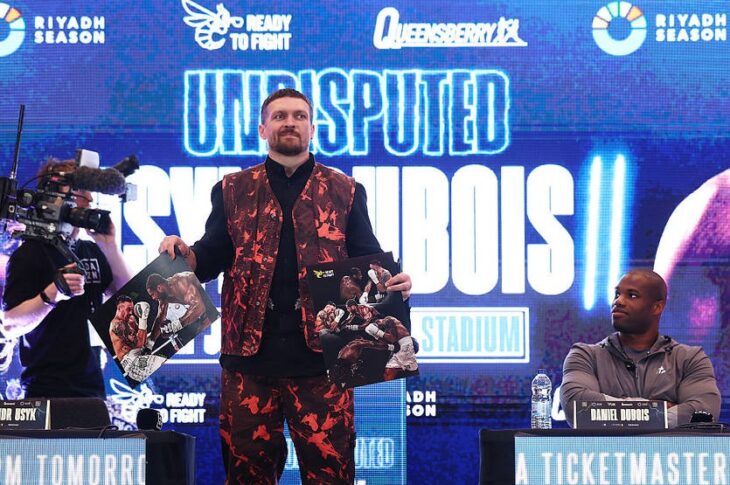 Новини спорту - Дюбуа підписав для Усика фото зі скандальним ударом у першому бою