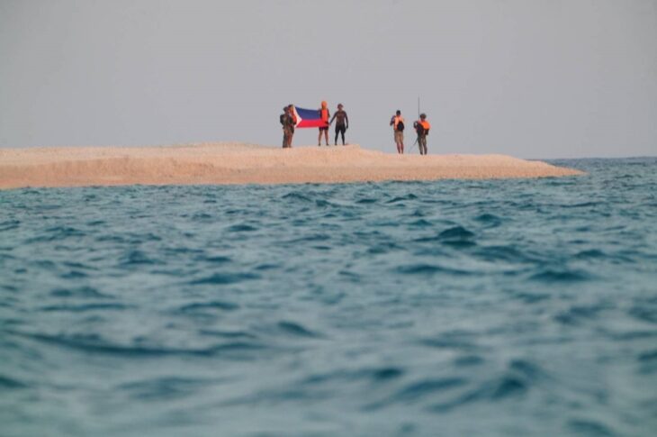 Новини світу - Філіппіни на спірному острові підняли свій прапор