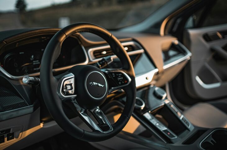 Новини бізнесу - Jaguar Land Rover призупиняє експорт у США через мита Трампа