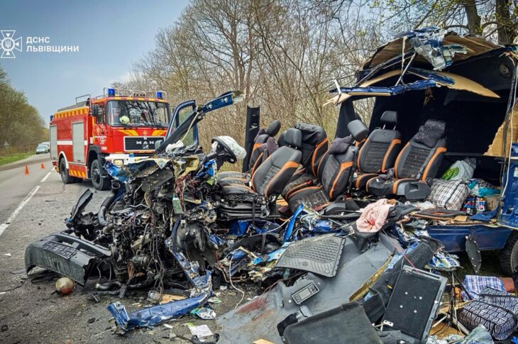 Новини України - На Львівщині вантажівка розчавила бус, є жертви