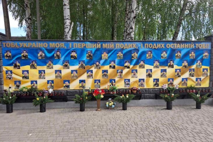 Новини України - На Рівненщині хлопець вкрав квіти зі стели загиблих військових