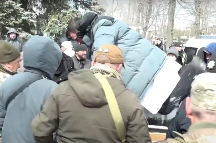 Новини України - На Житомирщині мітингарі кинули голову лікарні в сміттєвий бак