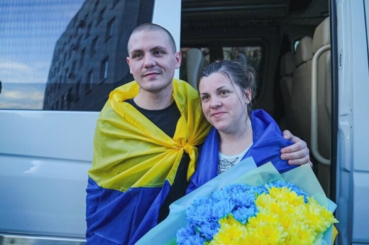 Новини України - Не бачилися три роки: з полону РФ звільнили маму і сина