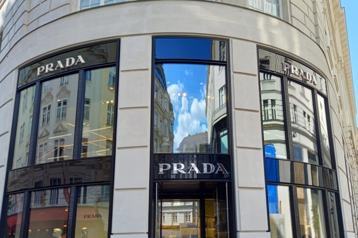 Новини бізнесу - Prada купує Versace за 1,38 млрд доларів
