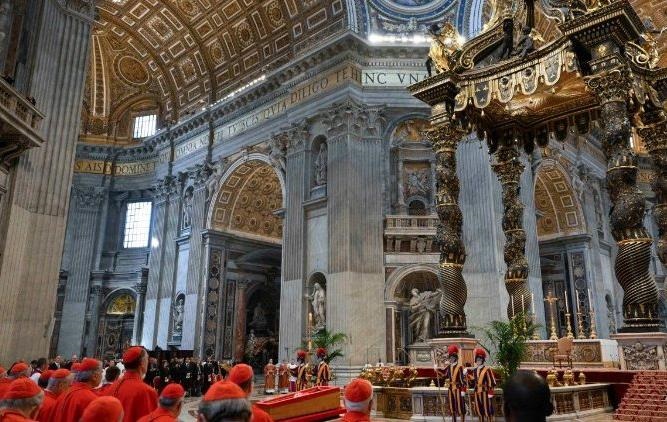 Новини світу - Тіло Папи Римського перенесли до базиліки для церемонії прощання