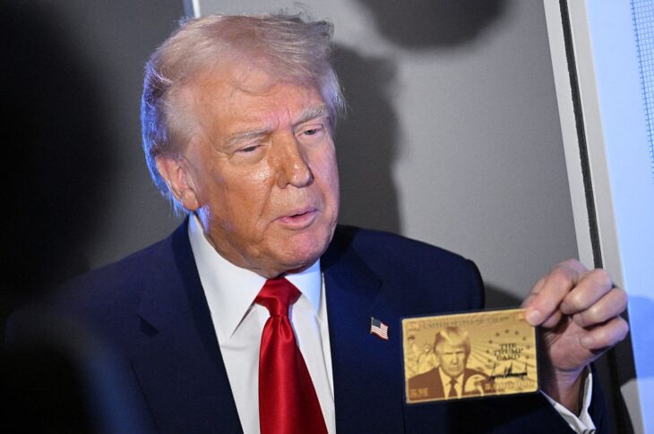 Новини світу - Трамп показав "золоту картку" з власним обличчям за $5 млн