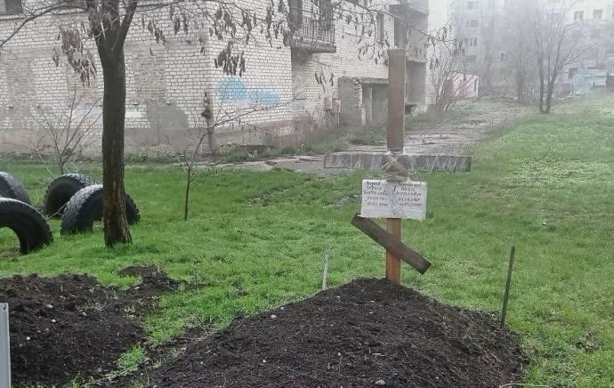 Новини України - У дворах Покровська почали з’являтися могили - ЗМІ