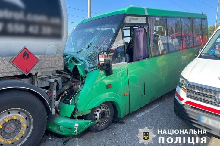 Новини Києва - У Києві маршрутка в'їхала у вантажівку, п’ятеро постраждалих