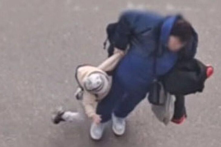 Новини Києва - У Києві жінка тягла за руку дитину, а потім побила її