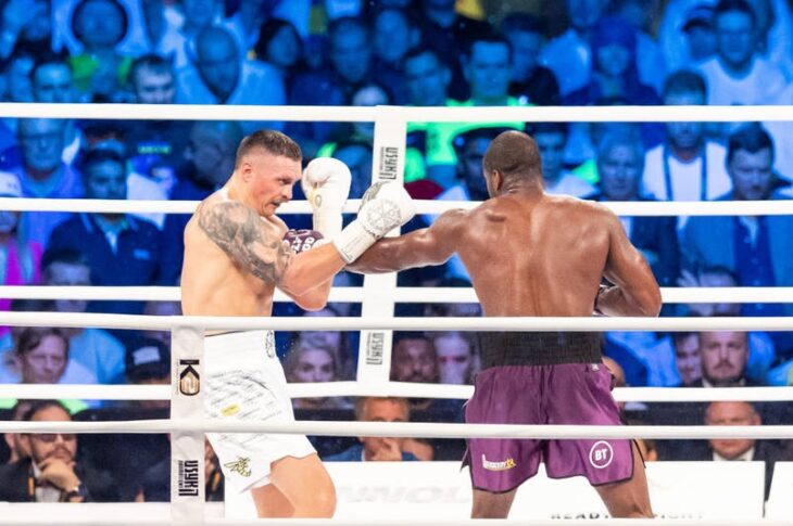 Новини спорту - Усик показує, як у першому бою Дюбуа влучив у нього ударом