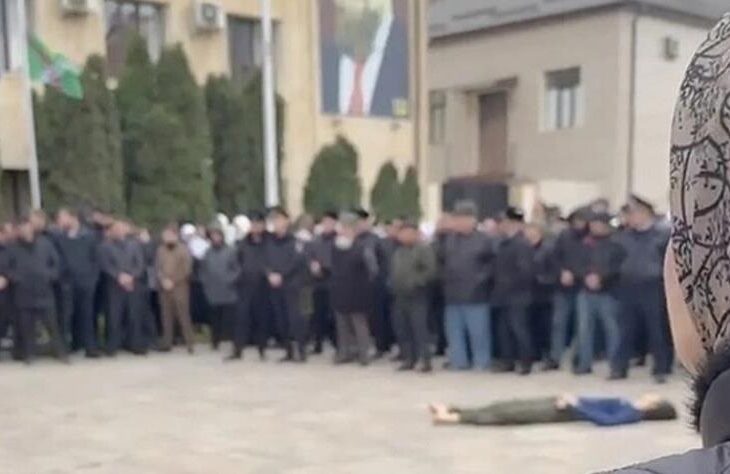 Новини світу - В Чечні тіло підлітка-вбивці виставили на площі
