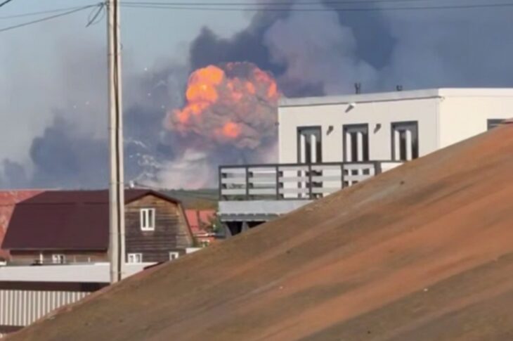 Новини світу - Видно за 50 км. Вибухи на складі Міноборони РФ