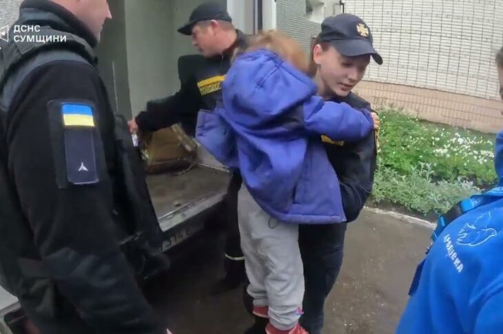 Сумщина: евакуювали дітей, чиї матері перебували в автобусі, по якому ворог учора завдав удару
