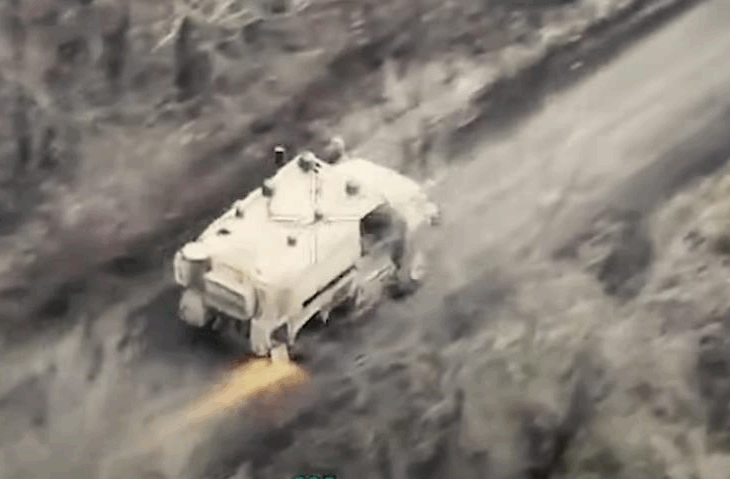 Новини України - Боєць ГУР вивіз підбитий броньовик з поля бою