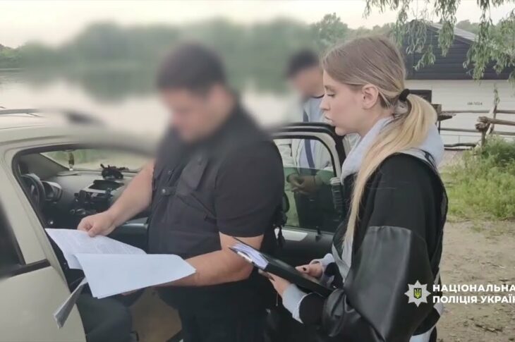 400 000 хабаря за сприяння у проведенні робіт з озеленення столиці: поліцейські викрили посадовців