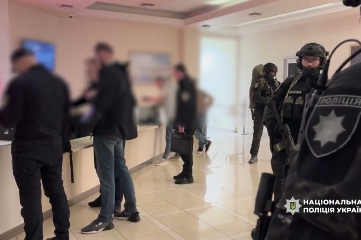 Привласнили кошти однієї з найбільших нафтопереробних компаній України: поліція провела 50 обшуків