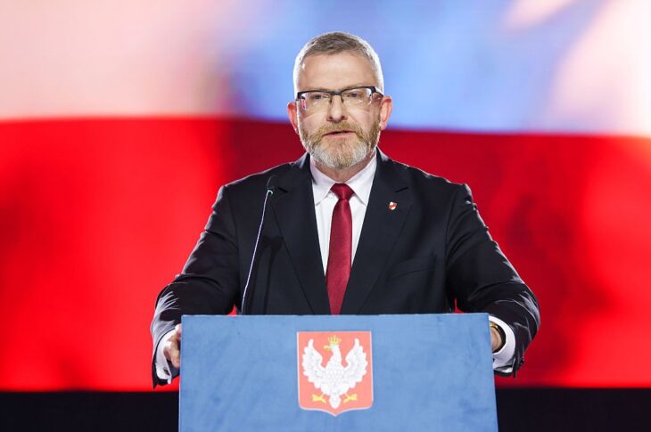 Новини світу - Кандидат у президенти Польщі зірвав прапор ЄС і витер ним взуття