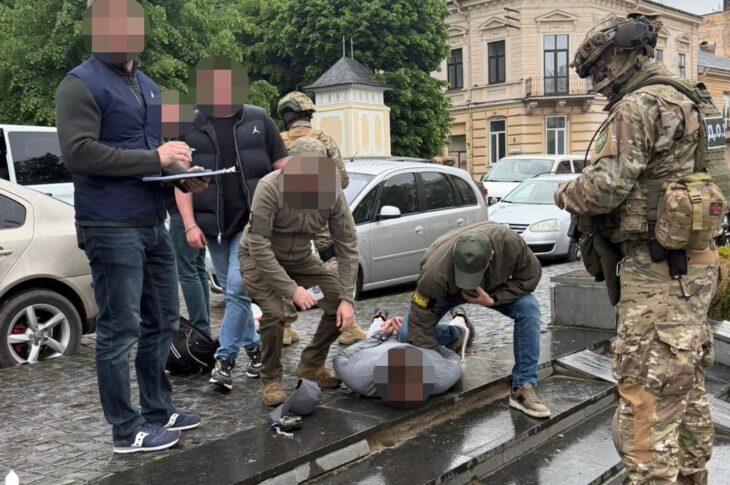 Новини України - На Буковині затримали правоохоронця за організацію схеми для ухилянтів
