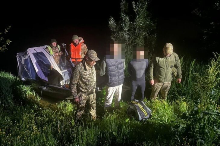 Новини України - На Дністрі виловили двох "плавців" у гідрокостюмах