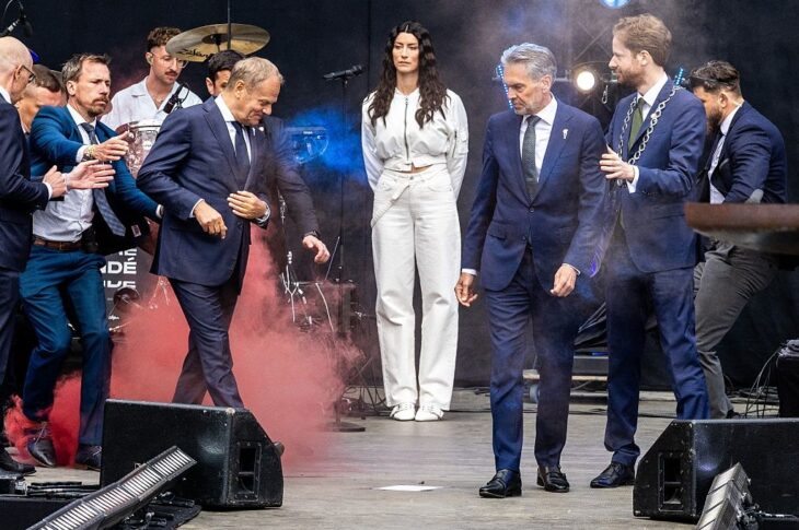 Новини світу - Невідомий кинув димову шашку в бік прем'єрів Нідерландів і Польщі