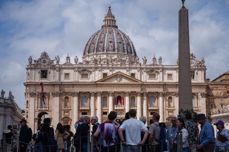 Новини світу - Поки чорний дим. У Ватикані обирають Папу