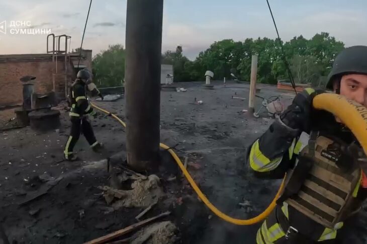 Суми: рятувальники ліквідували пожежу на промисловому підприємстві, спричинену ворожою атакою