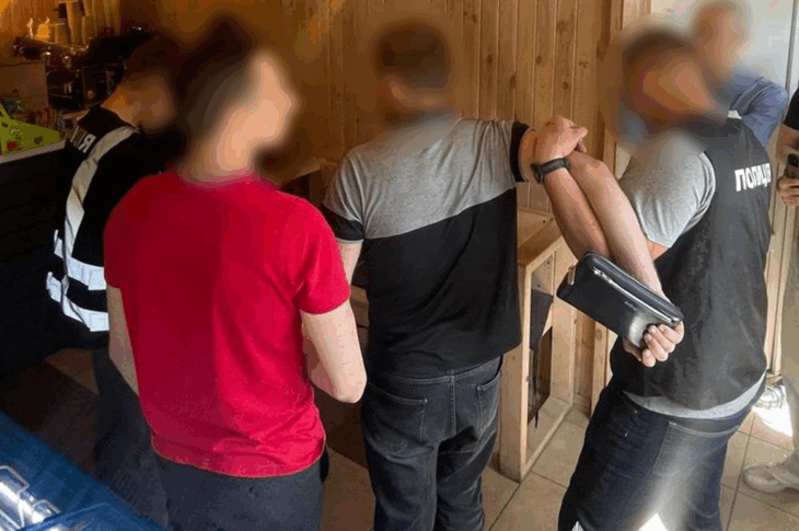 Новини України - Шахрай виманював гроші у матері загиблого воїна, переконуючи, що син живий