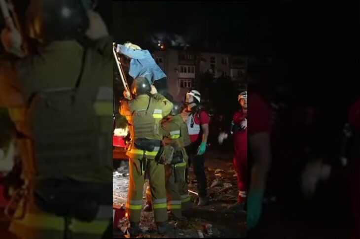 Миколаїв: унаслідок нічної атаки БпЛА сталося влучання в житловий будинок. Виникла пожежа.