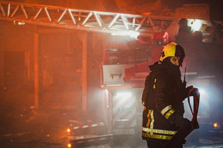 Новини Києва - У Києві уламки дронів вцілили у житловий будинок