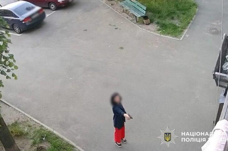 Новини Києва - У Києві жінка стріляла по дверях багатоповерхівки