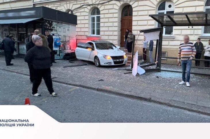 Новини України - У Львові водій протаранив зупинку: постраждала дівчина