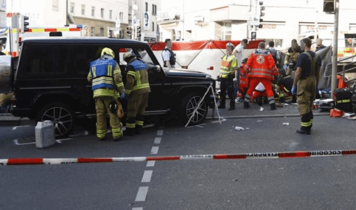 Новини світу - У Німеччині авто вʼїхало в натовп людей, є постраждалі