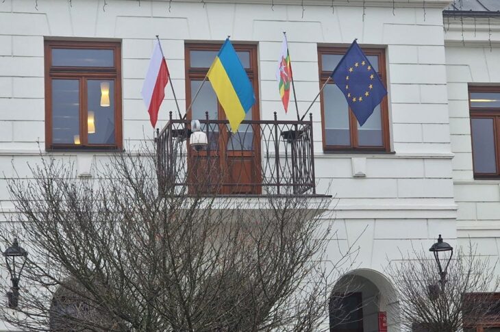 Новини світу - У Польщі зірвали прапор України на мітингу проросійського політика