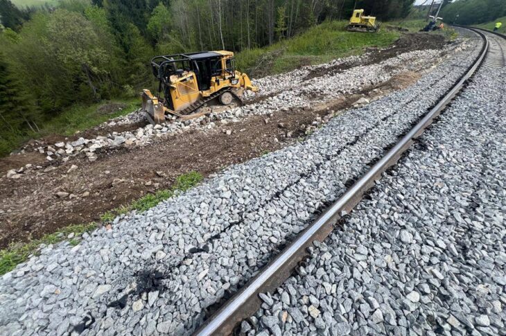 Новини України - УЗ відновлює інфраструктуру у Карпатах, де стався провал грунту