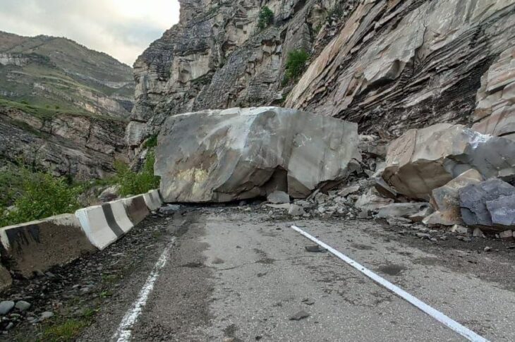 Новини світу - В Дагестані обвал скелі "відрізав" від світу понад 50 сіл