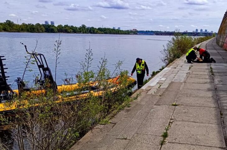 Новини Києва - В Києві жінка впала в Дніпро з Пішохідного мосту