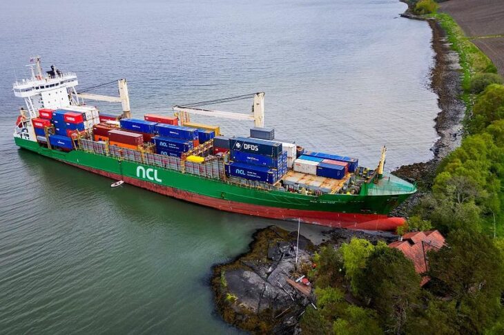 Новини світу - В Норвегії вантажний корабель "в'їхав" у сад місцевого жителя