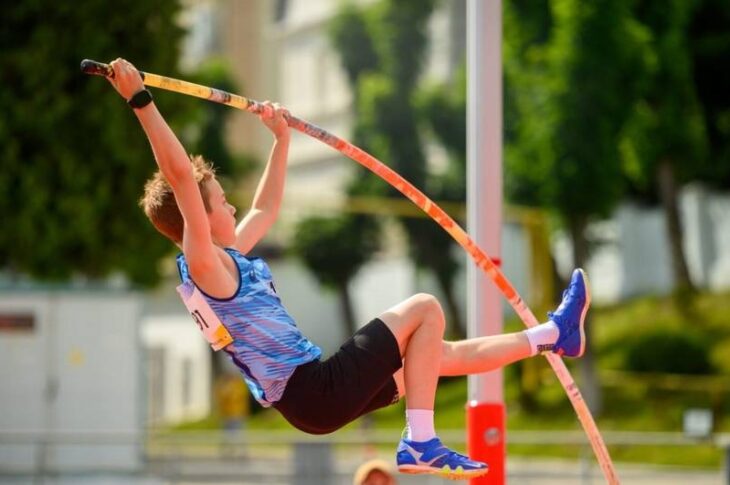 Новини спорту - 12-річний українець у стрибках із жердиною переступив висоту Дюплантіса