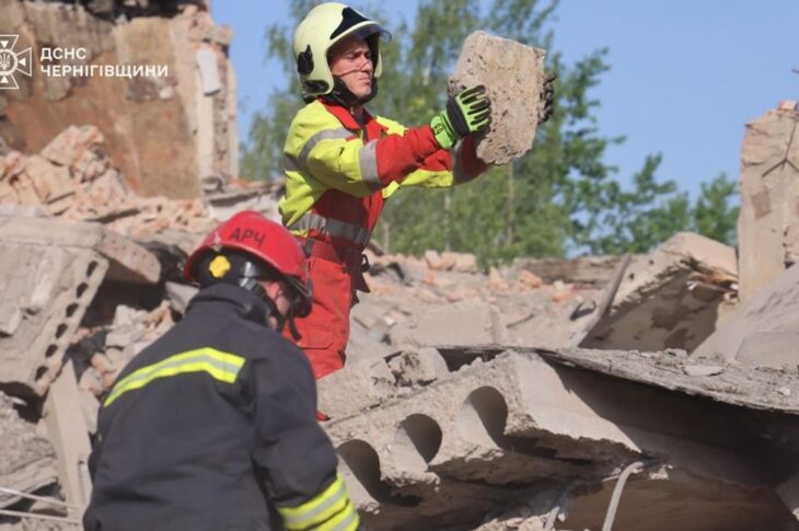 Новини України - Атака на Чернігів: з-під завалів деблокували тіло