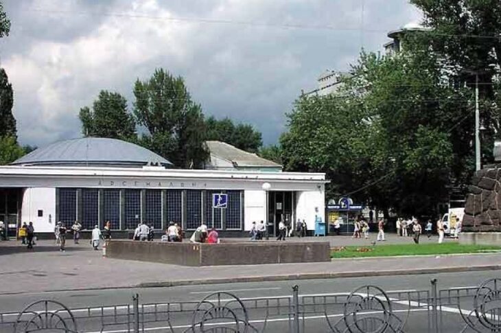 Новини Києва - Біля метро в Києві виявили труп чоловіка