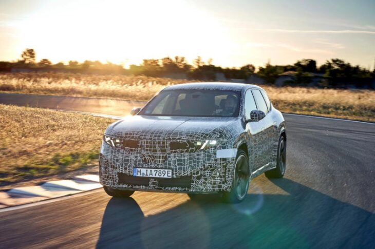 Авто новини - BMW представила прототип електромобілю, який сам вмикає поворотники