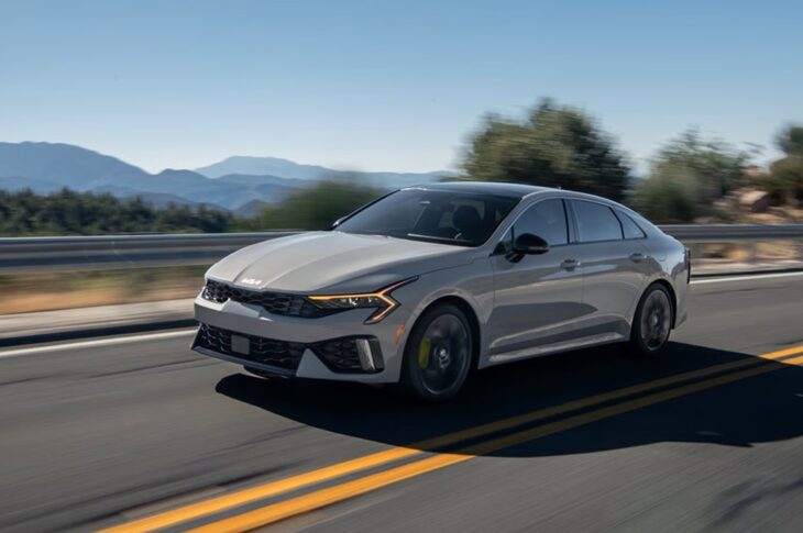 Авто новини - Kia відкликає тисячі K5 через програмне забезпечення з "корейською логікою"