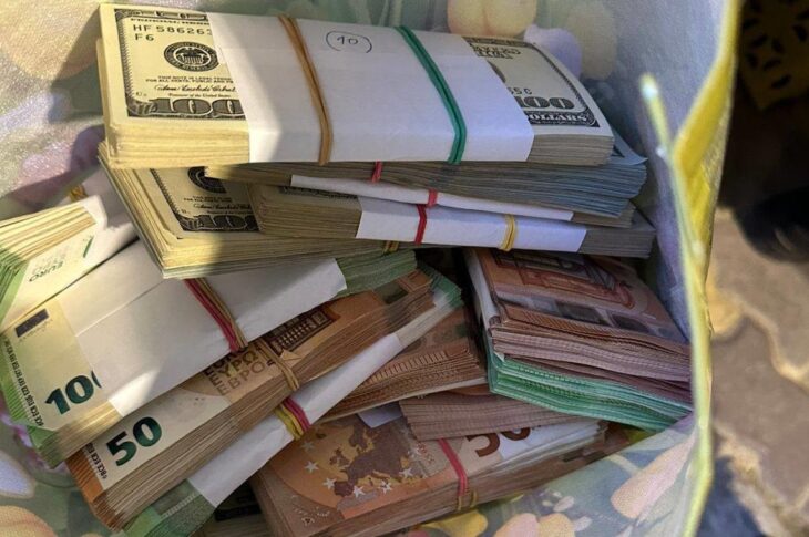 Новини України - Митники відібрали на кордоні 220 тис. євро, сховані в багажнику авто