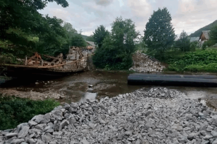 Новини України - На Закарпатті обвалився міст через річку