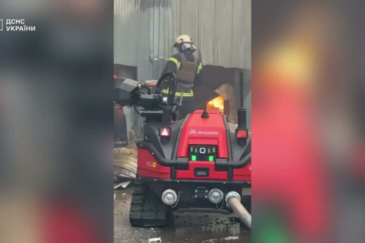 У Києві на ліквідації наслідків нічних ударів залучена потужна спецтехніка ДСНС та ГУР