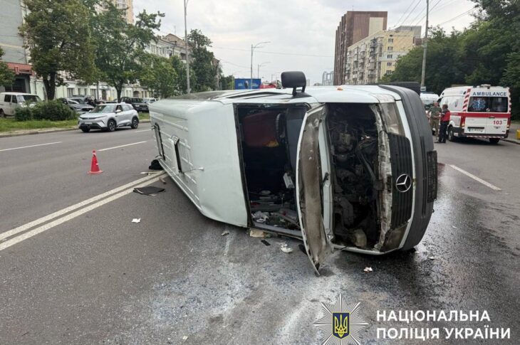 Новини Києва - Посеред проспекту у Києві перекинувся мікроавтобус