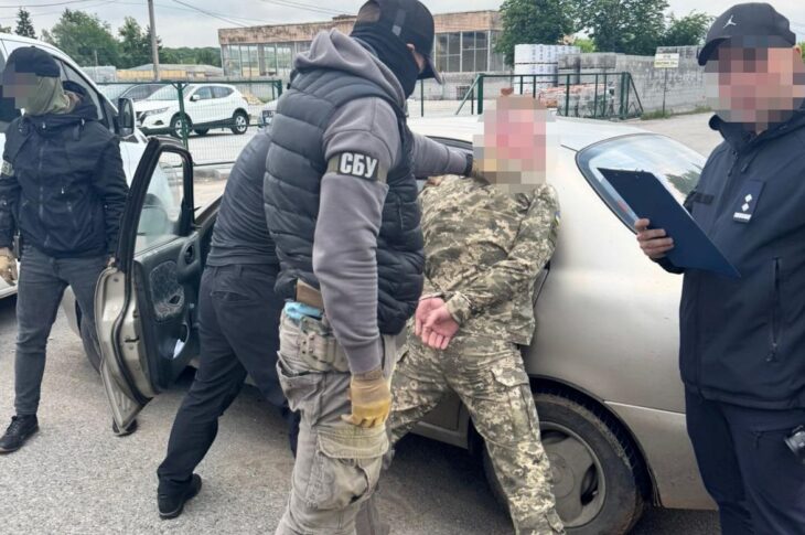 Новини України - Правоохоронець намагався "вивезти" ухилянта на надувному матраці