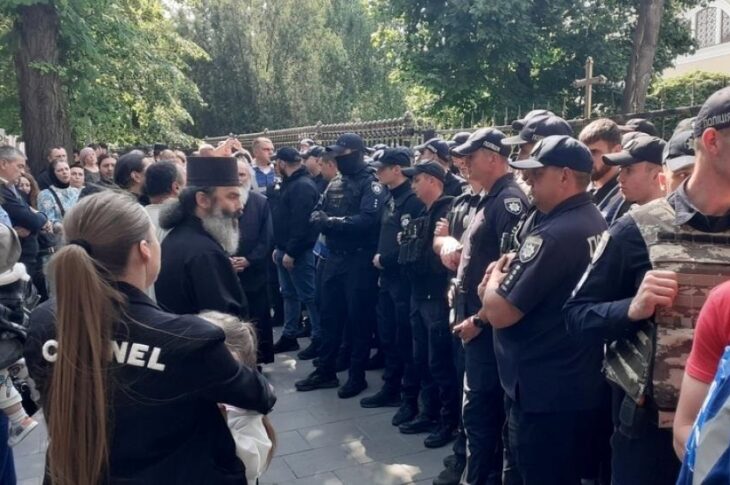 Новини України - У Чернівцях сталася масштабна сутичка між вірянами УПЦ МП та ПЦУ