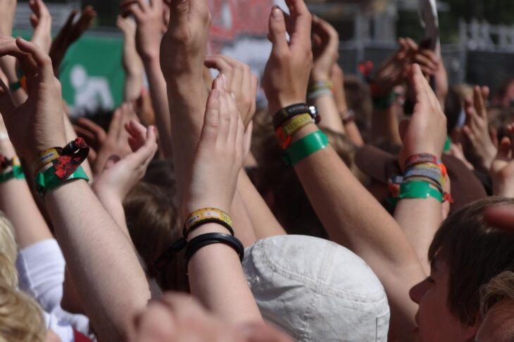 Новини світу - У Франції 145 людей постраждали від уколів шприцами під час фестивалю